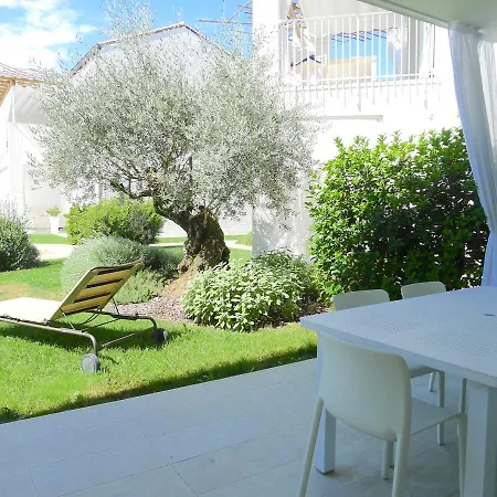 Apartment Les Maisons